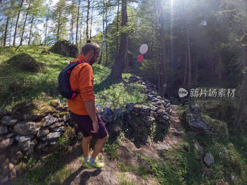 在瑞士阿尔卑斯山的男子小道跑步