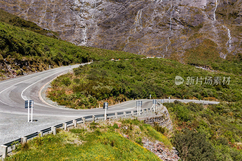 新西兰南部米尔福德海湾荷马隧道附近的s形高速公路