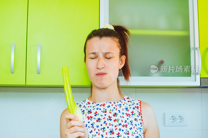 拿着新鲜欧芹的女人照片