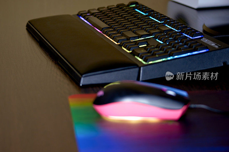 带有背光的游戏键盘和鼠标。RGB背光键盘和鼠标，选择性对焦