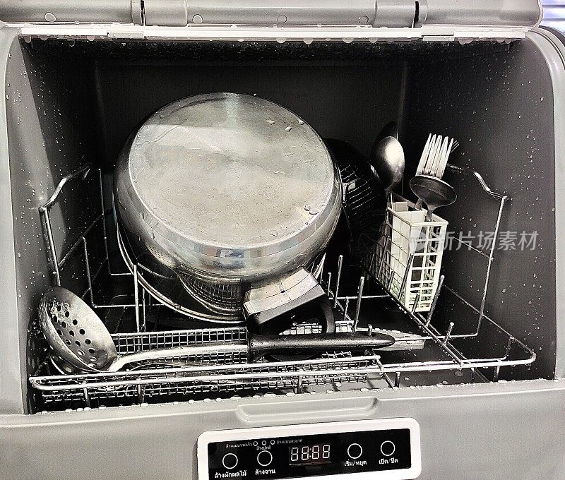 洗碗机清洗餐具和餐具