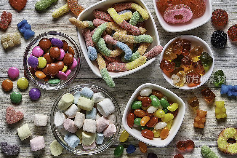 俯视图的彩色软糖，棒棒糖，糖果和棉花糖的品种。