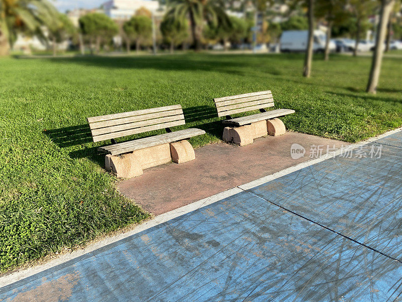 阳光下空荡荡的公园长椅