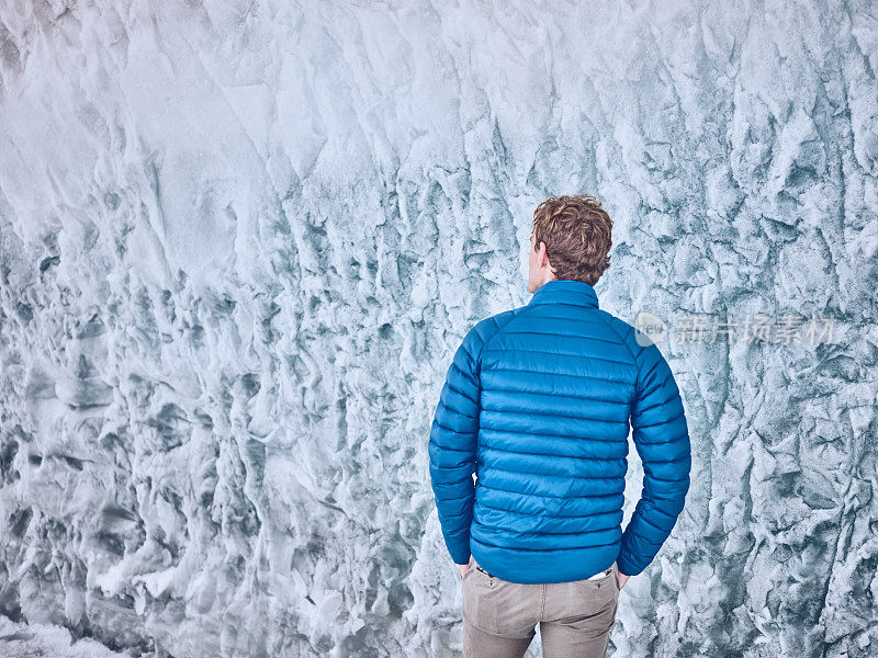 一个年轻人徒步穿越宏伟的冰洞，在冰川