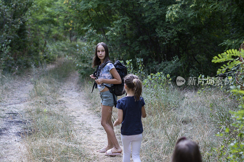 孩子们在森林里徒步旅行