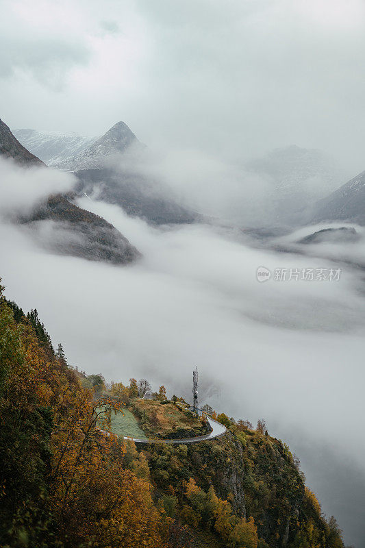 山间森林中蜿蜒的道路。汽车司机的POV