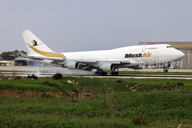 货机波音747大型喷气式飞机着陆
