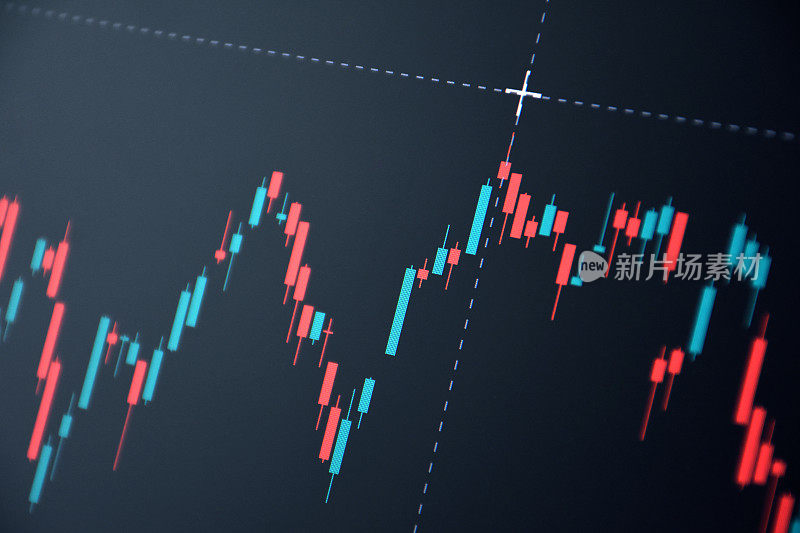 计算机显示器上的加密货币和金融数据图