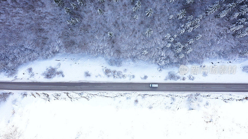 汽车行驶在冬季的乡村公路上