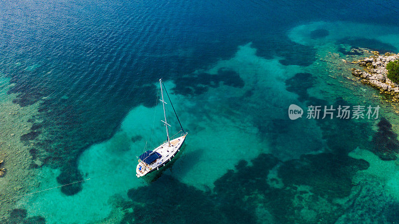 鸟瞰地中海沿岸的美景