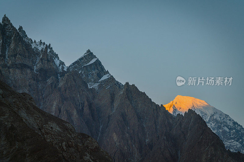 秋天的日落时分，喜玛拉雅山