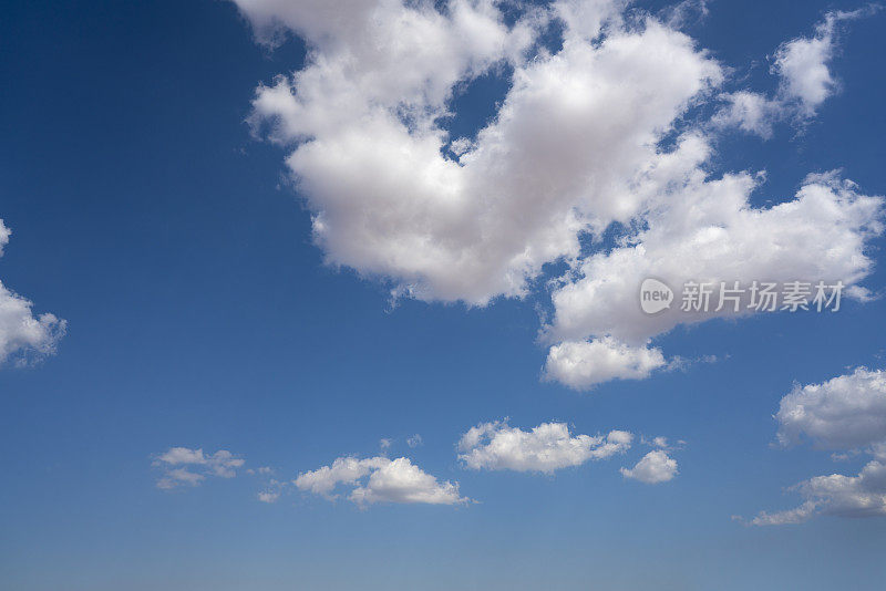 蓝色的夏天天空与白云完美的天空背景