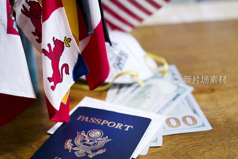 美国旅行，护照和疫苗接种卡。