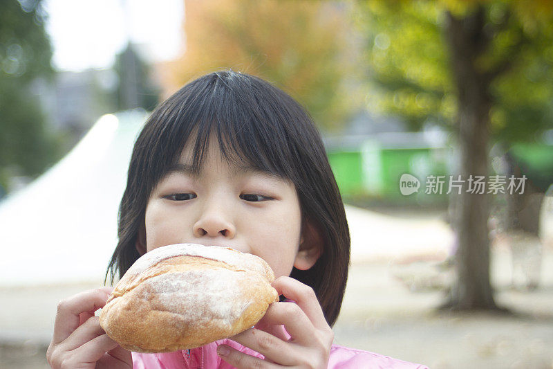 女孩望着手里的大面包