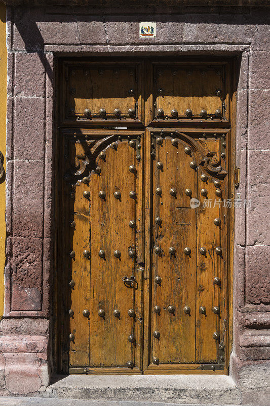 墨西哥圣米格尔德阿连德殖民地风格建筑上的古董木门