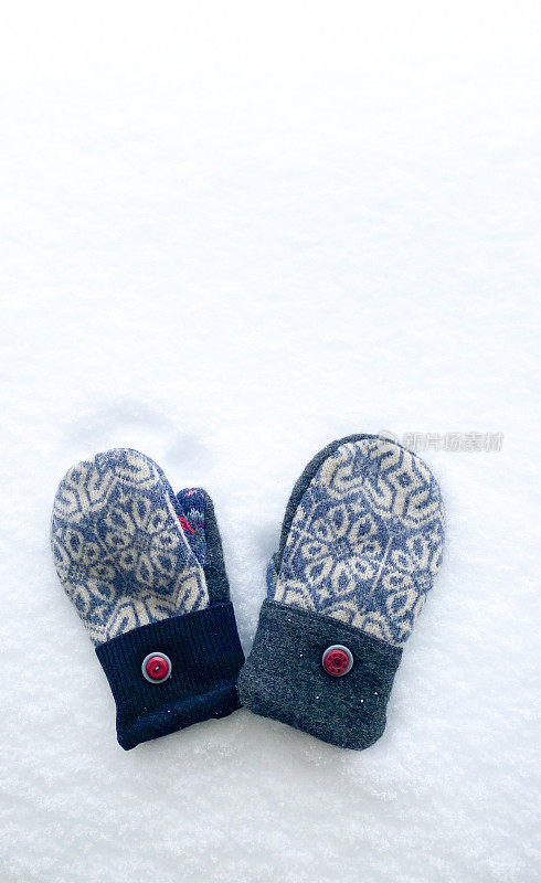 冬天下雪的羊毛手套