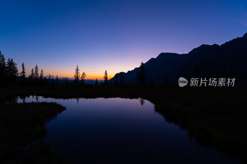 夜幕降临在山间的湖面上