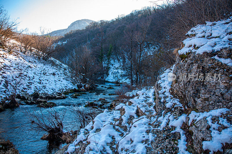 冬季山地景观，河流积雪和树木，最喜欢野餐的地方