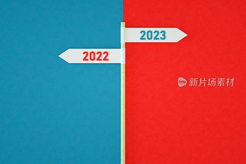 2022年和2023年道路标志两种颜色背景