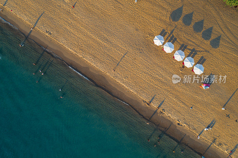 芽庄海滩上的海浪