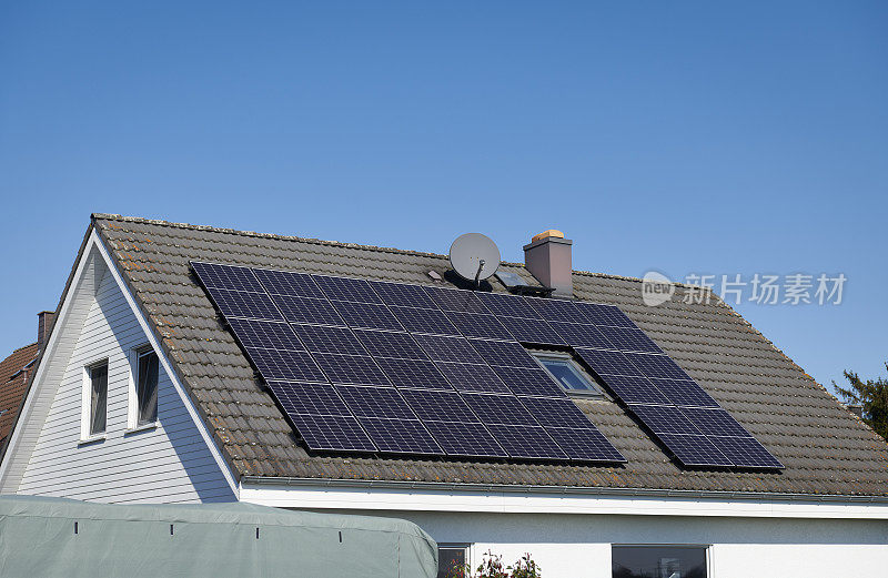 屋顶上有太阳能电池板的一户人家的房子