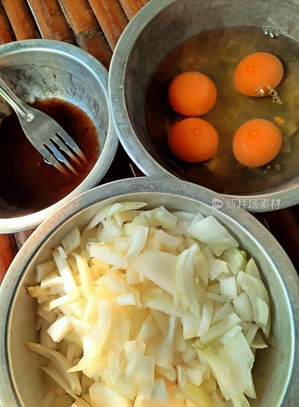 准备煮洋葱碎煎蛋-食物准备。