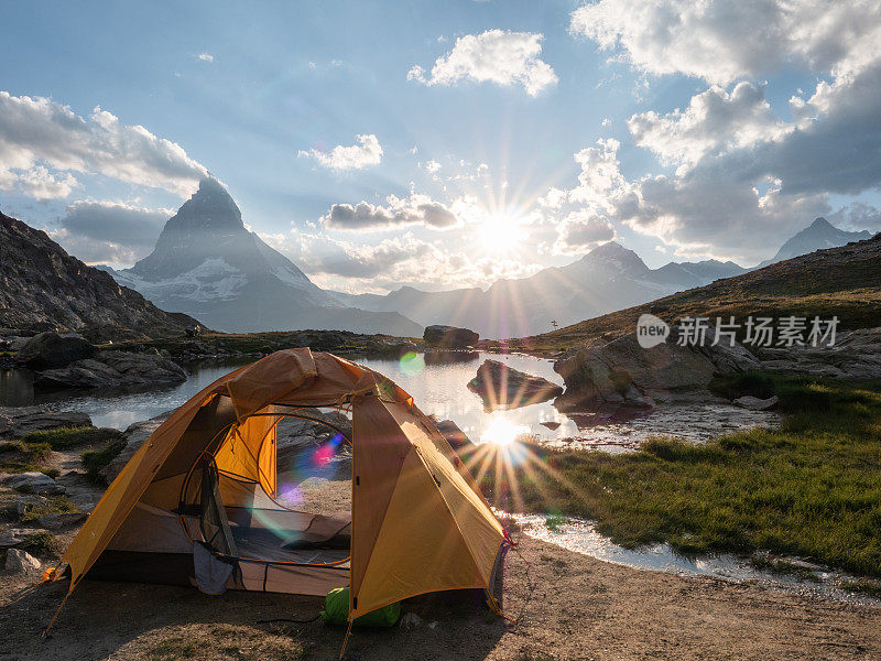 帐篷搭在山顶，俯瞰马特洪峰山峰