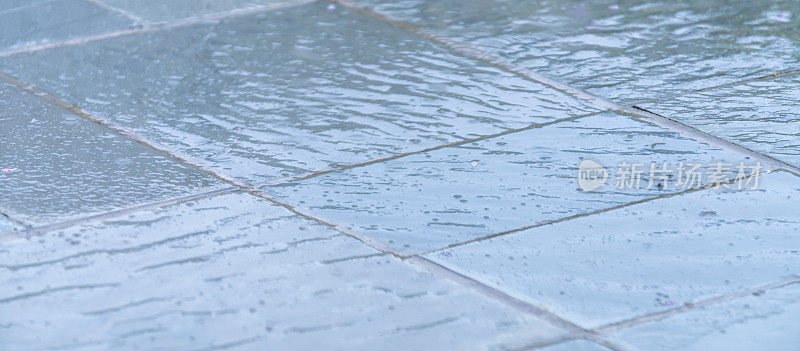 雨中的威尔士绿石板花园天井