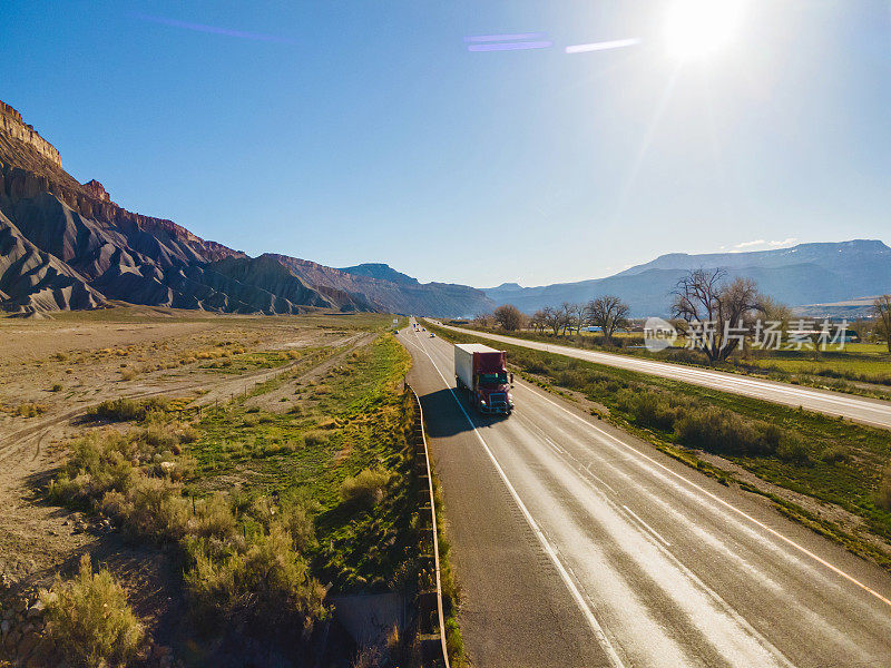 西行红色半卡车航拍图70州际公路交通半卡车和汽车在西科罗拉多系列照片