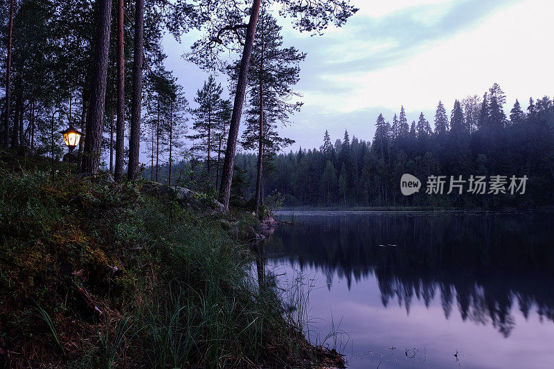 芬兰湖自然景色优美，晚霞薄雾
