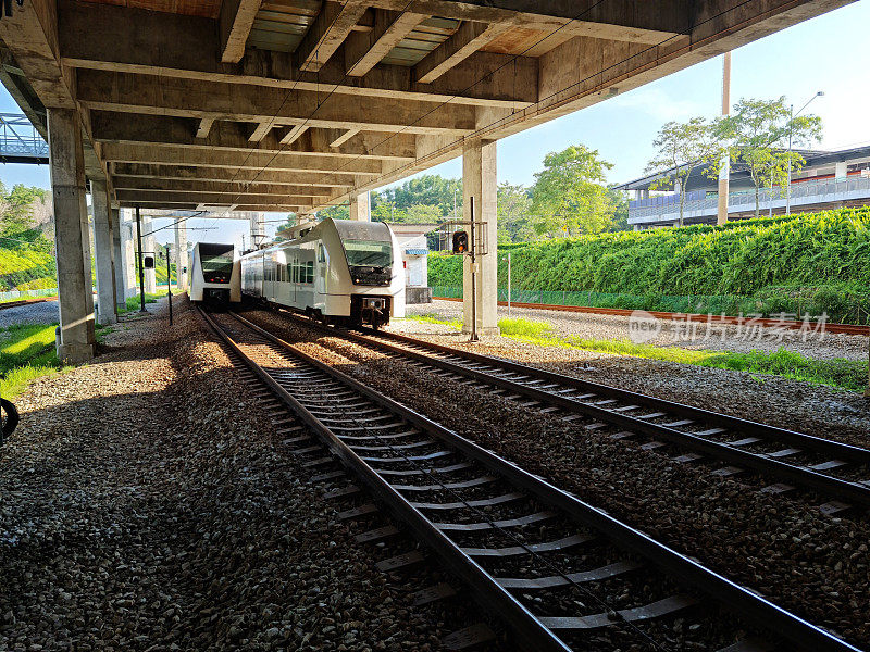 高速铁路列车正通过布城中央车站。