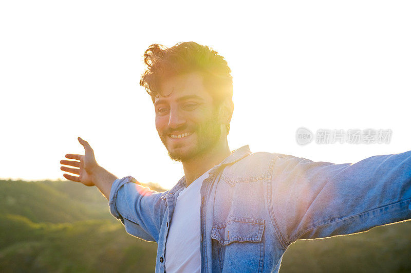 双手举起，胜利喜悦的男人望向别处