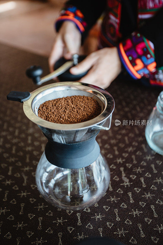 用阿拉比卡烘焙咖啡豆制作传统滴滤咖啡。