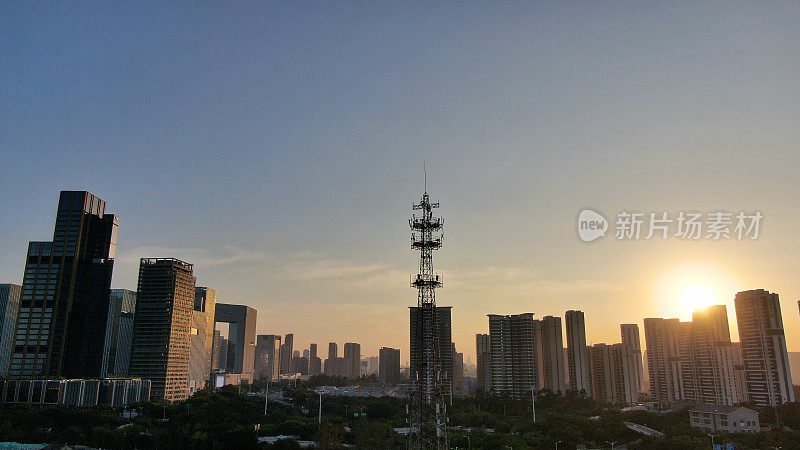 黄昏时分的城市通讯塔