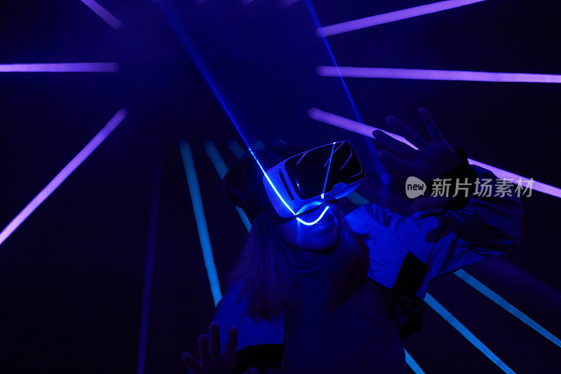 一名女子正在使用虚拟现实头盔进入元世界。
