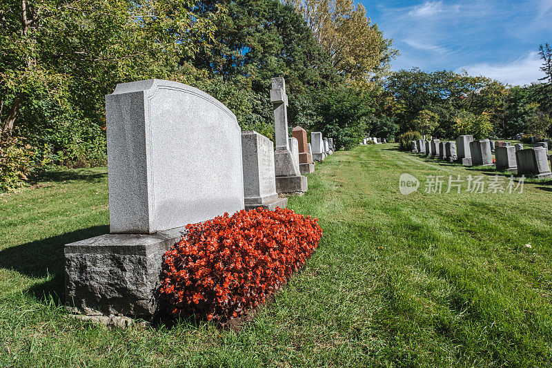 秋天蒙特利尔公墓的墓碑