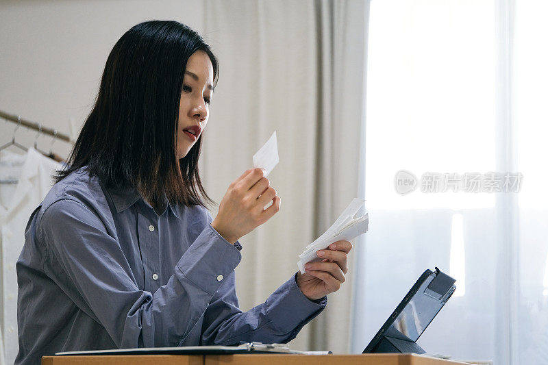 女人在考虑削减成本