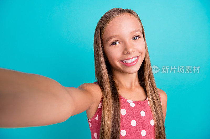 甜美闪亮的小女士穿着点缀萨拉范的照片记录自己的视频微笑孤立的蓝绿色背景