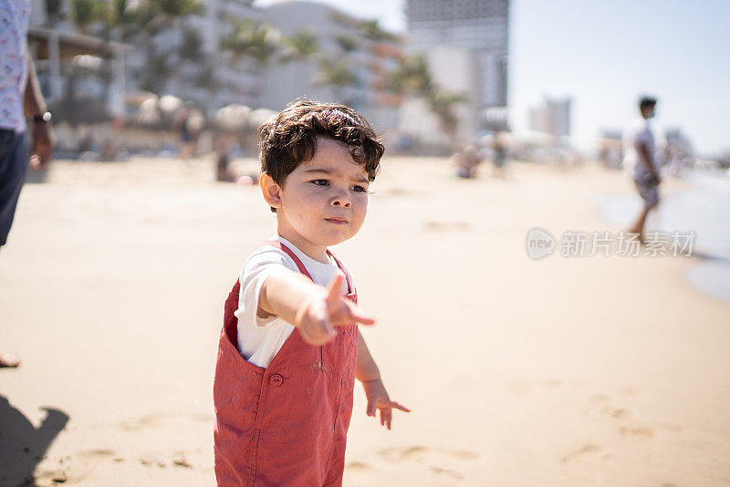 小男孩在海滩上