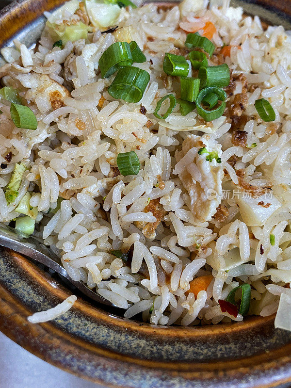 一碗素食蛋炒饭食谱与西兰花和胡萝卜，葱装饰，叉子，提高的观点