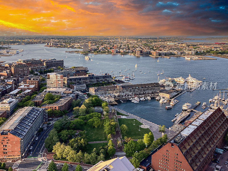 波士顿日落，波士顿城市景观天际线向北看北端和查尔斯敦