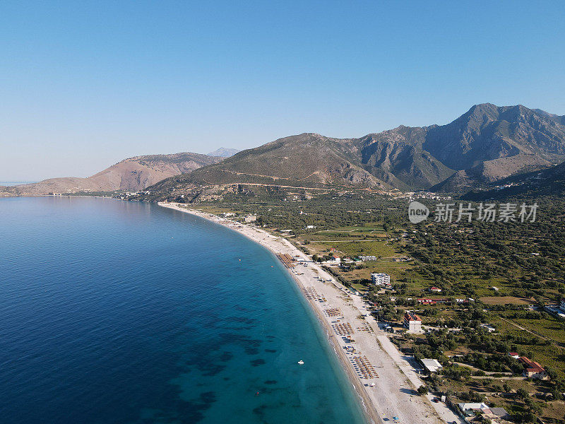 无人机拍摄的阿尔巴尼亚爱奥尼亚海岸的夏季海滩度假胜地的雨伞，罗施