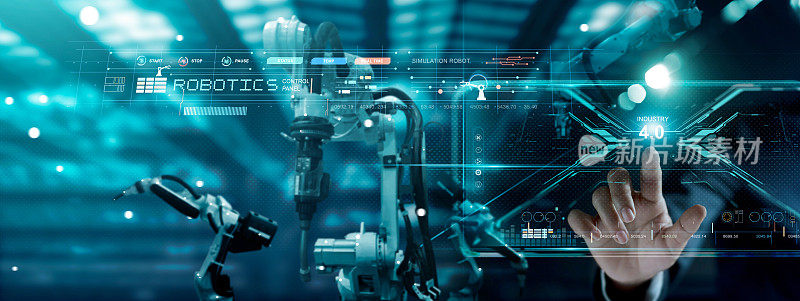 管理工程师触摸工业4.0网络和控制自动化机器人手臂机器在现代虚拟界面数据实时智能工厂，工业数字化制造。