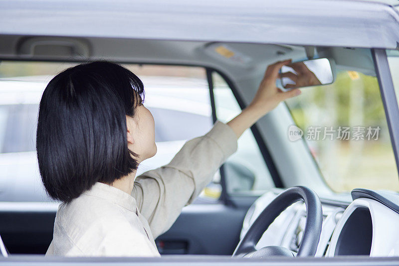 年轻的日本女子开车