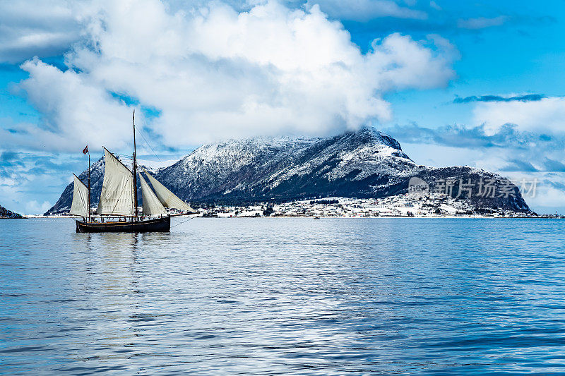 挪威峡湾传统的挪威帆船靠近挪威奥勒松