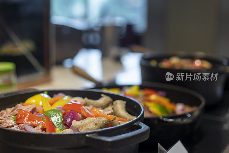 中式自助餐的炒菜和炒肉