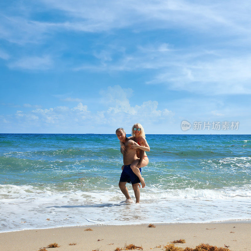 美丽的快乐的男人和女人夫妇享受新鲜的热带海滩假期