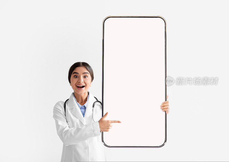 女医生指着空空的白色大智能手机屏幕
