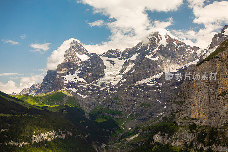 瑞士美丽的风景。因特拉肯县的Jungfraujoch峰。Lauterbrunnen村