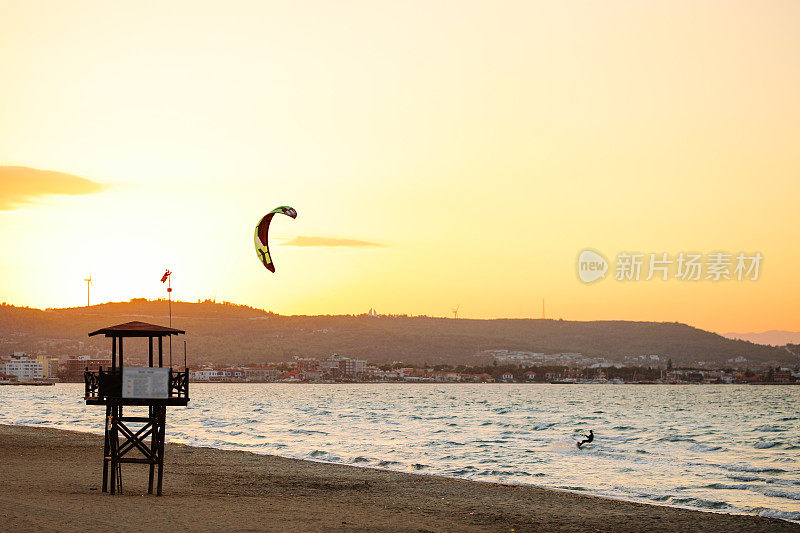 波浪滑翔伞冲浪